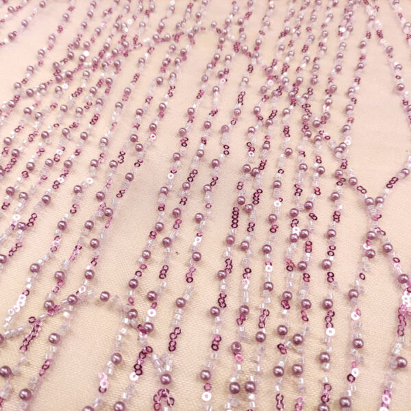 Tessuto Tulle mano seta ricamato con perline e paillettes motivo astratto lilla