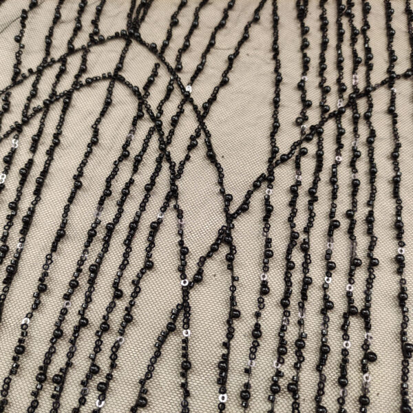 Tessuto Tulle mano seta ricamato con perline e paillettes motivo astratto nero