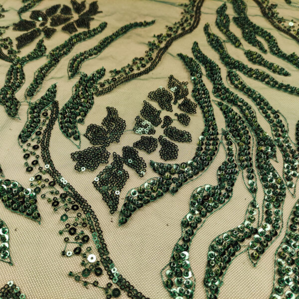Tessuto Tulle mano seta ricamato con perline e paillettes motivo astratto verde