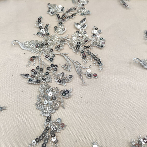 Tessuto Tulle mano seta ricamato con perline e paillettes motivo floreale argento
