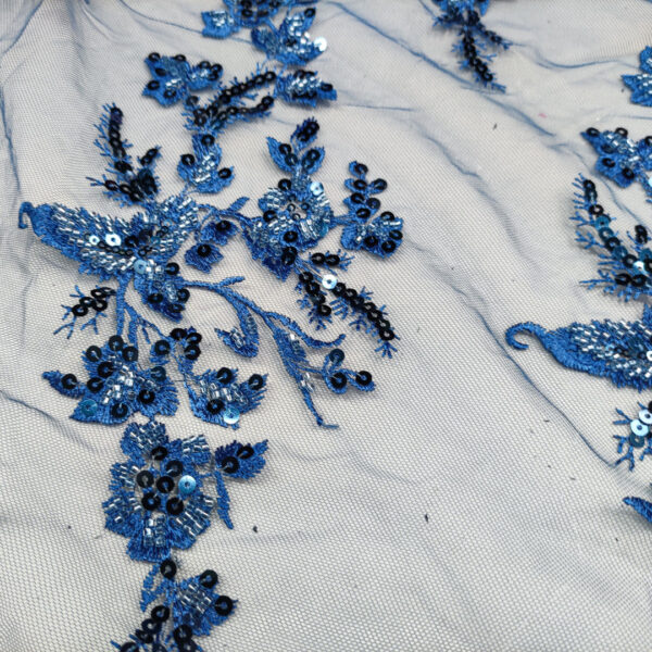 Tessuto Tulle mano seta ricamato con perline e paillettes motivo floreale blu elettrico