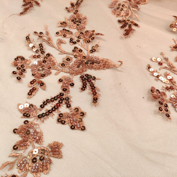 Tessuto Tulle mano seta ricamato con perline e paillettes motivo floreale bronzo