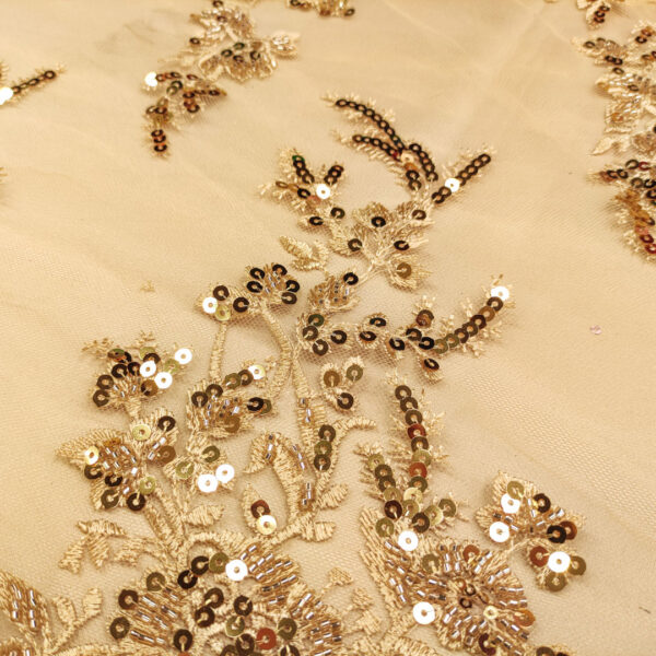 Tessuto Tulle mano seta ricamato con perline e paillettes motivo floreale oro