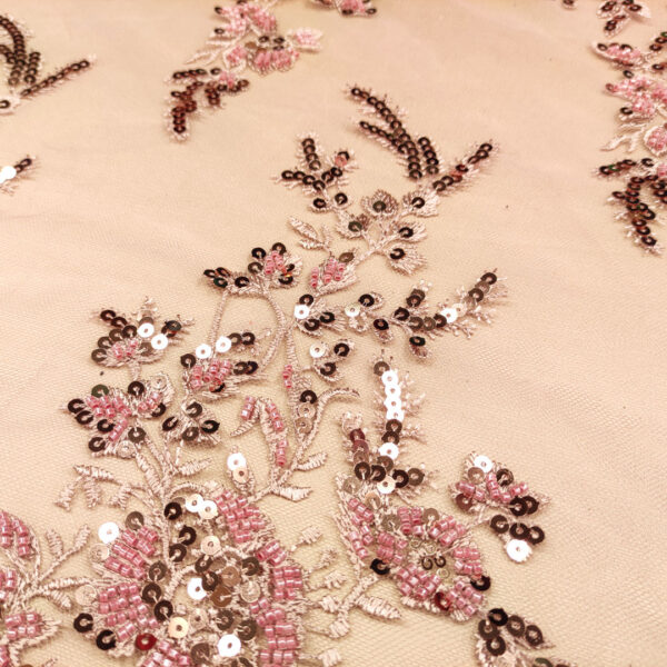Tessuto Tulle mano seta ricamato con perline e paillettes motivo floreale rosa antico