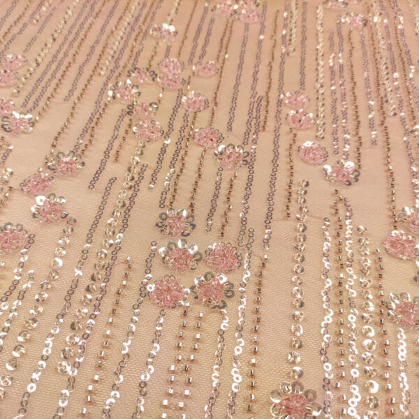 Tessuto Tulle mano seta ricamato con perline e paillettes motivo floreale bianco - rosa