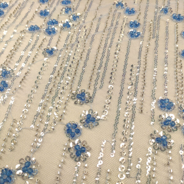 Tessuto Tulle mano seta ricamato con perline e paillettes motivo floreale bianco - azzurro