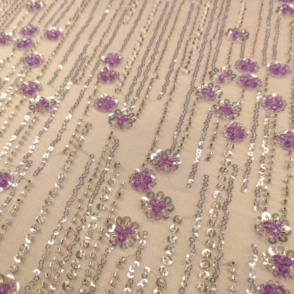 Tessuto Tulle mano seta ricamato con perline e paillettes motivo floreale bianco - glicine