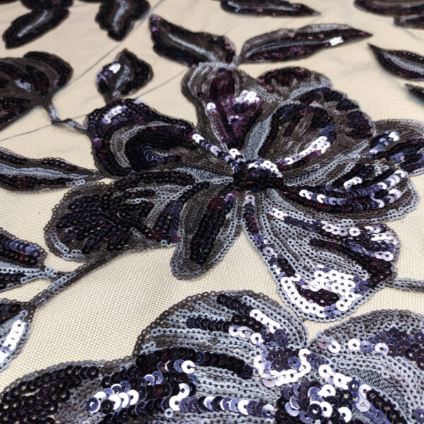 Tessuto Tulle mano seta ricamato con  paillettes motivo floreale blu carta da zucchero