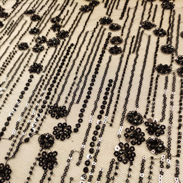 Tessuto Tulle mano seta ricamato con perline e paillettes motivo floreale nero