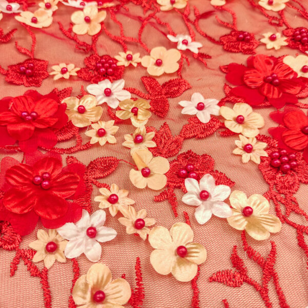 Tessuto Tulle mano seta ricamato con fiori in 3D e con perle rosso - beige - bianco