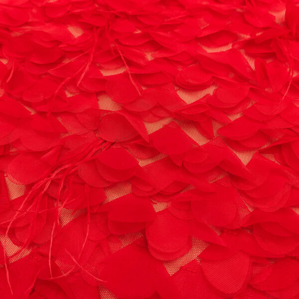 Tessuto Tulle mano seta ricamato con petali in 3D rosso