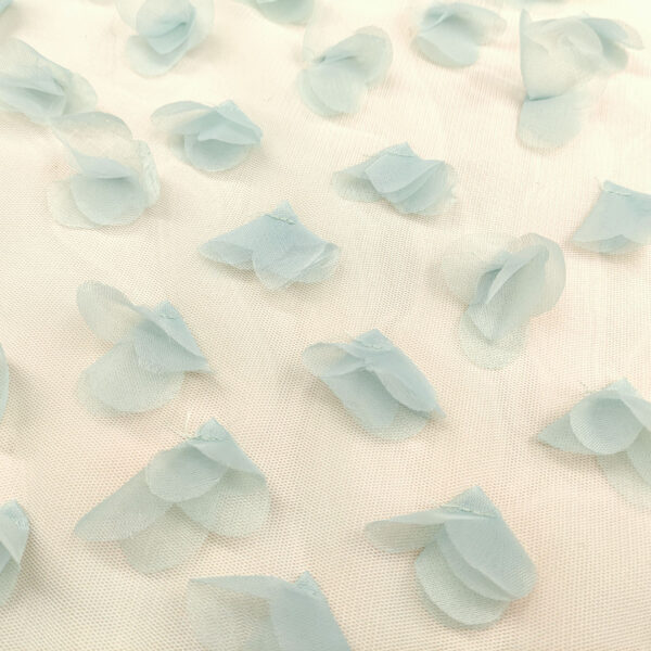 Tessuto Tulle mano seta ricamato con petali in 3D acquamarina