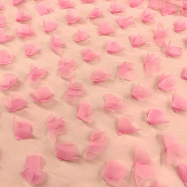 Tessuto Tulle mano seta ricamato con petali in 3D rosa baby