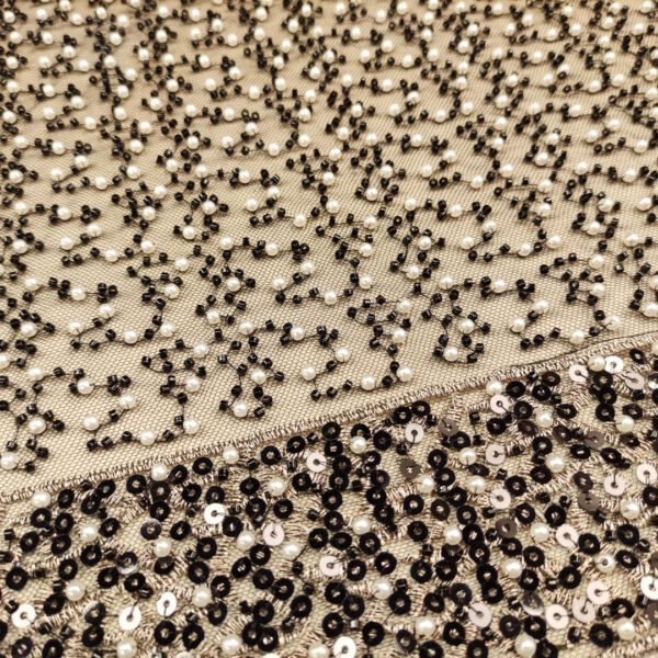 Tessuto Tulle mano seta ricamato con perle e pietre motivo astratto bianco - nero