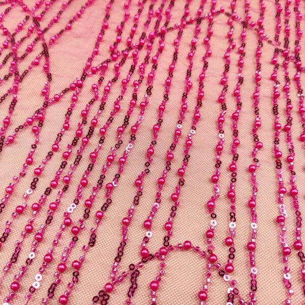 Tessuto Tulle mano seta ricamato con perle e pietre motivo astratto fucsia
