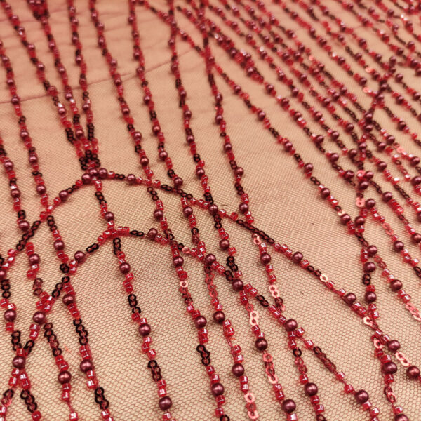 Tessuto Tulle mano seta ricamato con perle e pietre motivo astratto rosso