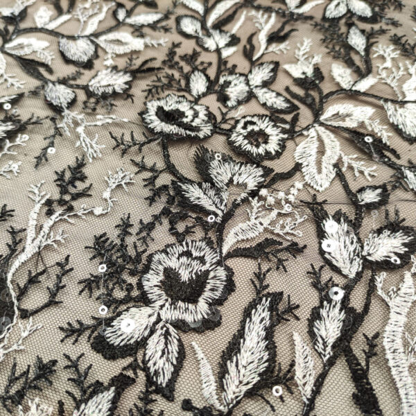 Tessuto Tulle mano seta ricamato motivo floreale bianco - nero