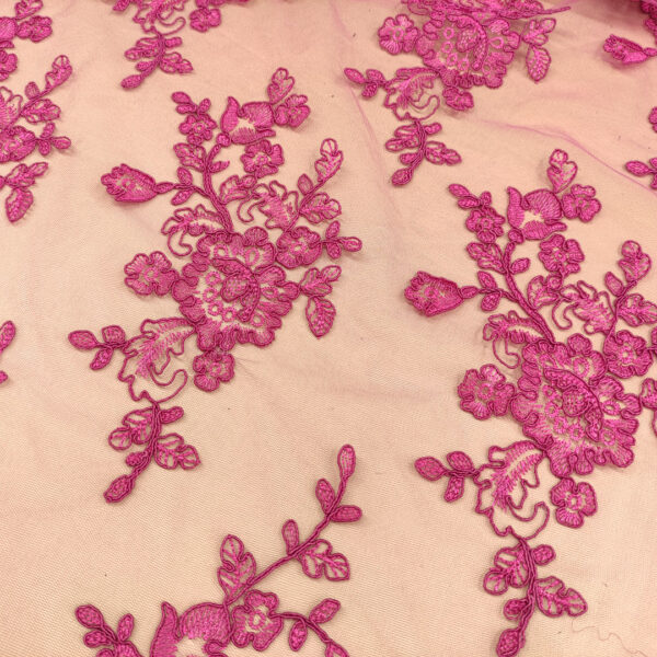Tessuto Tulle mano seta ricamato motivo floreale fucsia