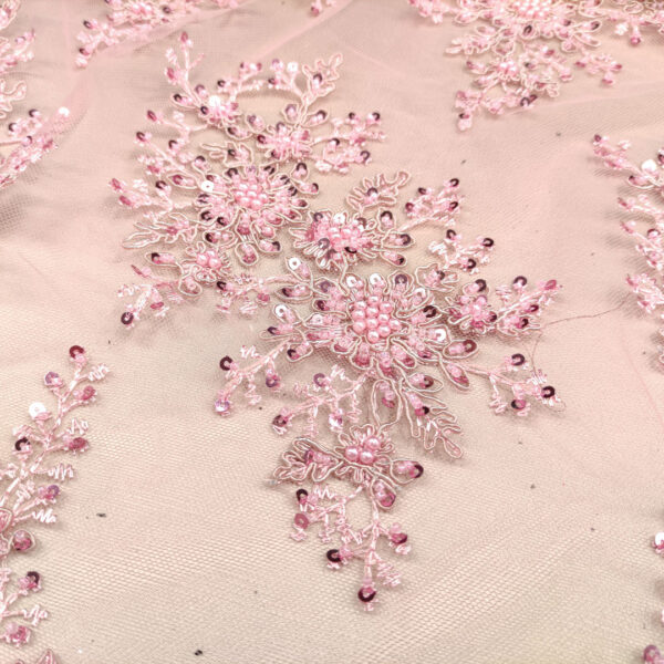 Tessuto Tulle mano seta ricamato con perline e con pietre motivo floreale rosa