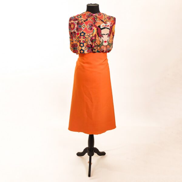 Tessuto Chiffon a fantasia motivo astratto arancione - giallo abbinato a tessuto Cady elasticizzato arancione