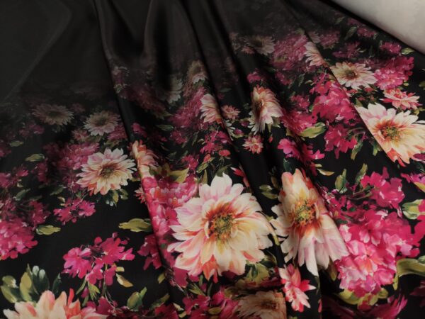 Tessuto Duchesse a fantasia motivo floreale nero - fucsia