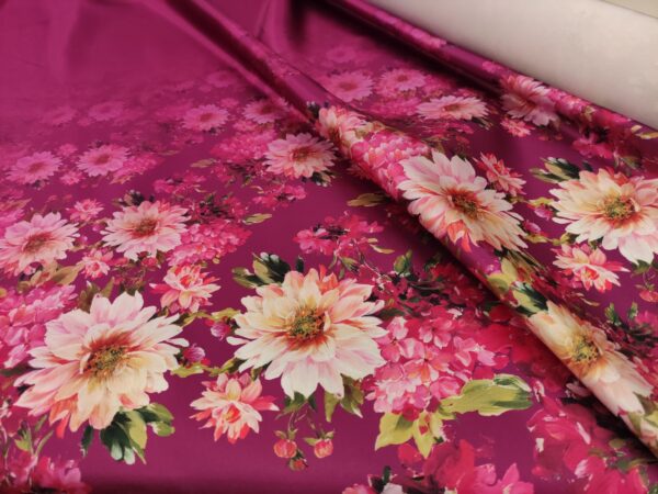 Tessuto Duchesse a fantasia motivo floreale fucsia