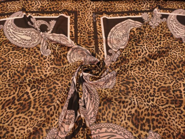 Tessuto Georgette a fantasia motivo animalier marrone - rosa