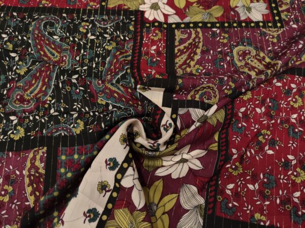 Tessuto Georgette a fantasia motivo astratto bordeaux - nero