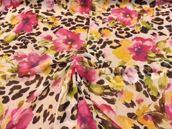 Tessuto Georgette a fantasia motivo animalier nero fucsia