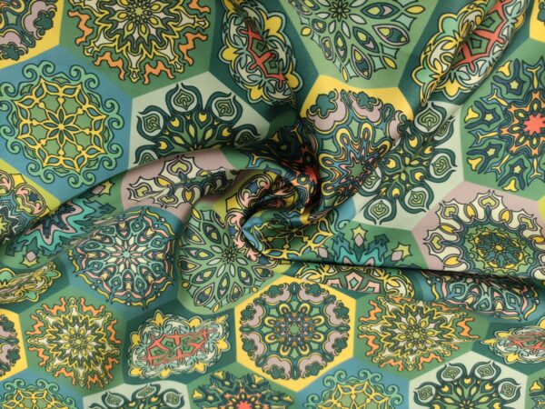 Tessuto Mikado a fantasia motivo etnico verde - giallo