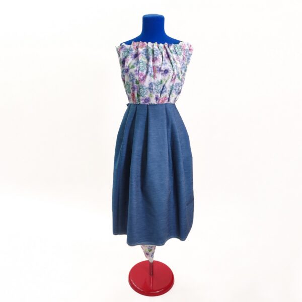 Tessuto Sangallo a fantasia motivo floreale bianco - lilla - verde abbinato a Tessuto Jeans Chambray Denim