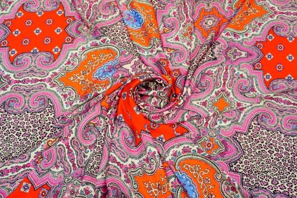 Tessuto Satin a fantasia motivo floreale cashmere fucsia - arancione