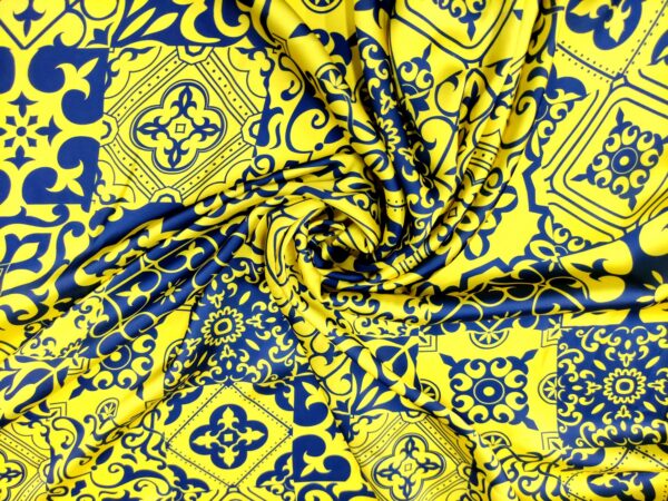 Tessuto Satin a fantasia motivo geometrico giallo - blu elettrico
