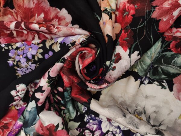 Tessuto Viscosa a fantasia motivo floreale nero - lilla