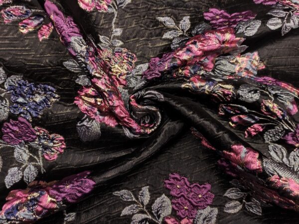 Tessuto Broccato in seta motivo floreale magenta - nero