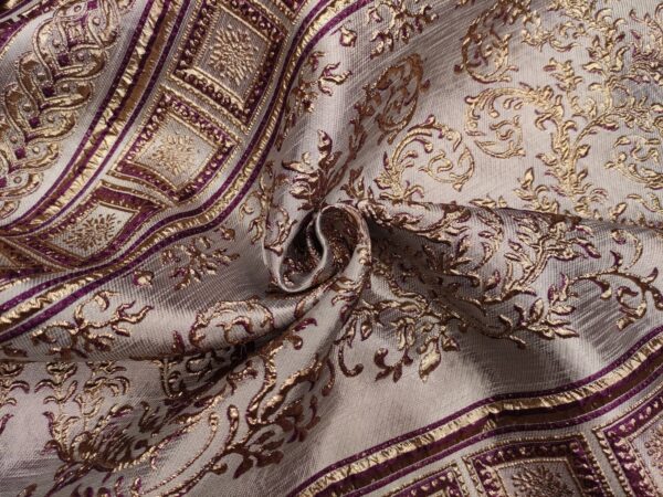 Tessuto Broccato in seta motivo floreale barocco fucsia scuro - oro