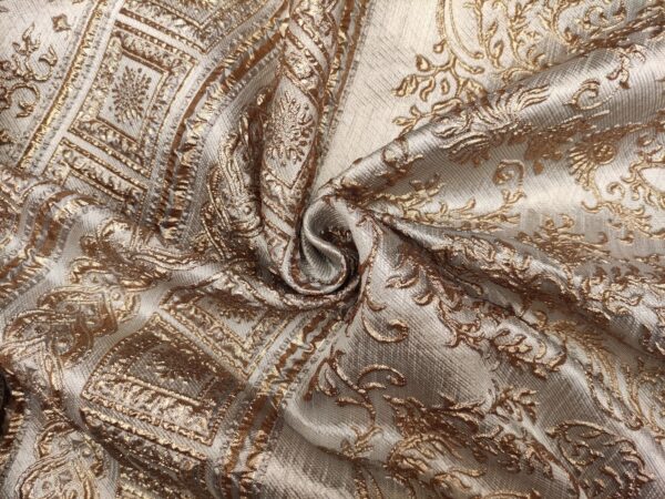 Tessuto Broccato in seta motivo floreale barocco oro