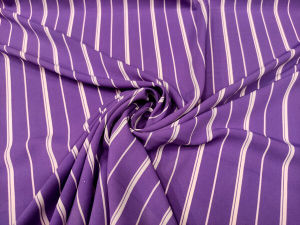 Tessuto Crepe a fantasia motivo rigato viola - bianco