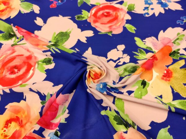 Tessuto Crepe a fantasia motivo floreale blu elettrico - rosa