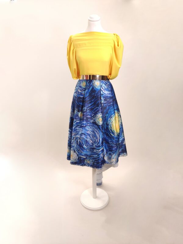 Tessuto Duchesse a fantasia motivo astratto blu - azzurro - giallo abbinato a tessuto Crepe Cady tinta unita