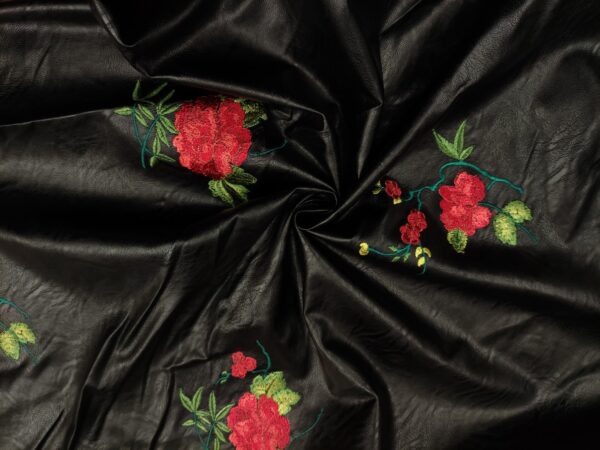 Tessuto Ecopelle per abbigliamento motivo floreale ricamato