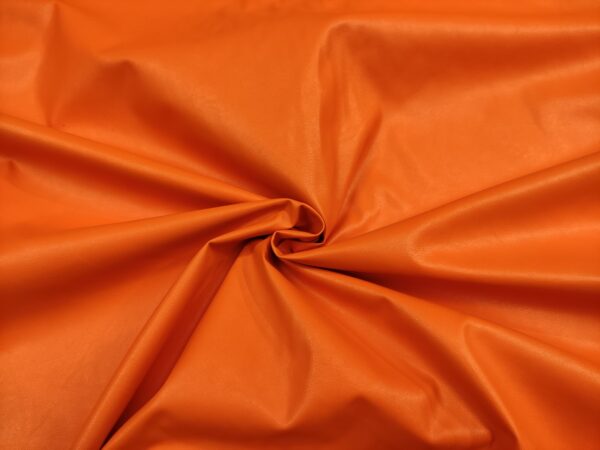 Tessuto Ecopelle per abbigliamento tinta unita arancione