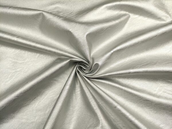 Tessuto Ecopelle per abbigliamento tinta unita lucida argento