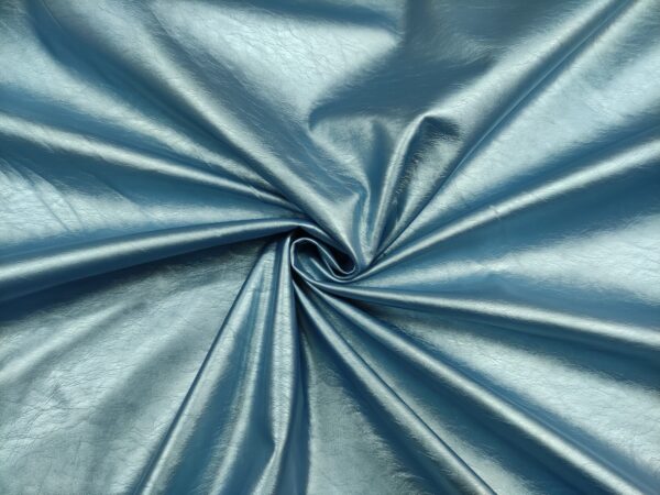 Tessuto Ecopelle per abbigliamento tinta unita lucido celeste