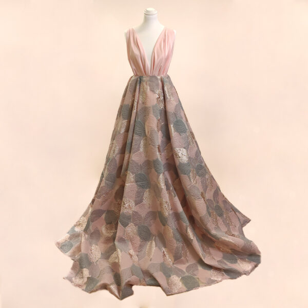 Tessuto Broccato in seta motivo floreale abbinato a Tessuto Crepe Cady tinta unita rosa cipria