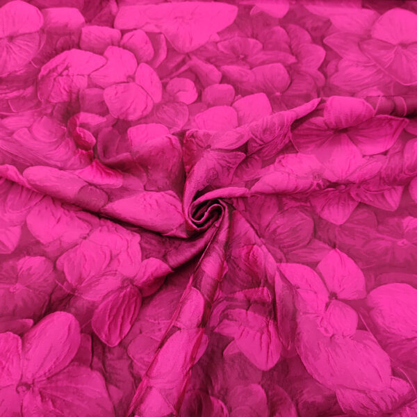 Tessuto Broccato in seta motivo floreale sfumato tono su tono fucsia