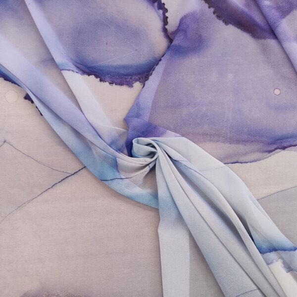 Tessuto Chiffon a fantasia motivo astratto lilla