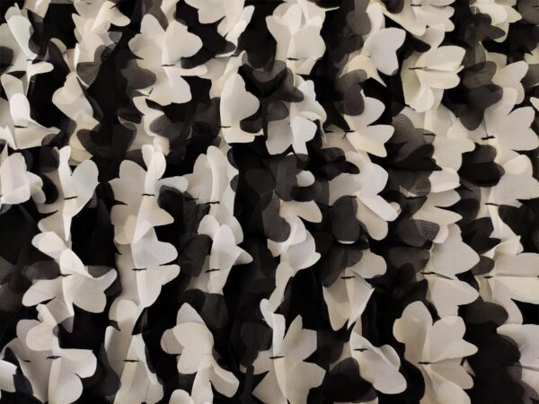 Tessuto chiffon ricamato con fiori in 3D bianco - nero