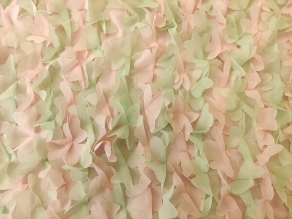 Tessuto chiffon ricamato con fiori in 3D verdino - rosa