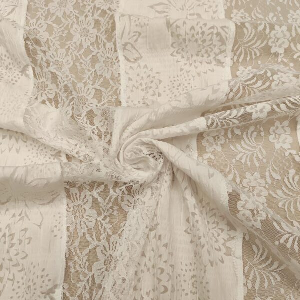 Tessuto Cotone con applicazioni in pizzo motivo floreale bianco